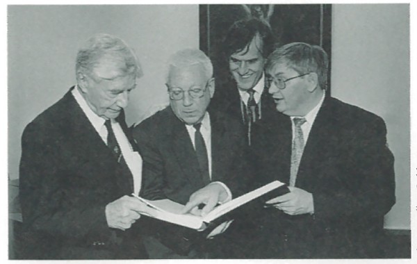 Beim Überreichen des 1. Bandes der Gesamtausgabe in Mainz 1996, mit Hans-Jürgen Freiherr von Weber, Dr. Peter Hanser-Strecker und Prof. Matthias Breitschaft, Foto: Volker Oehl (Schott)